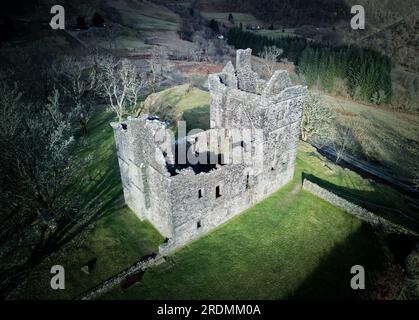 Vue aérienne du château de la Carnasserie (également orthographié Carnassarie), une tour en ruine du 16e siècle. Près de Kilmartin, Argyll, Écosse. Banque D'Images