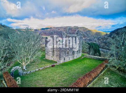 Vue aérienne du château de la Carnasserie (également orthographié Carnassarie), une tour en ruine du 16e siècle. Près de Kilmartin, Argyll, Écosse. Banque D'Images