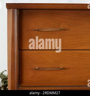 Grande commode moderne du milieu du siècle en noyer. Mobilier de chambre vintage élégant. Banque D'Images