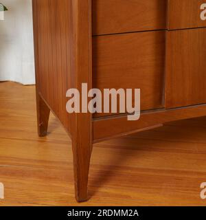 Grande commode moderne du milieu du siècle en noyer. Mobilier de chambre vintage élégant. Banque D'Images