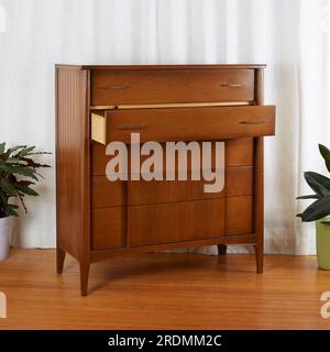 Grande commode moderne du milieu du siècle en noyer. Mobilier de chambre vintage élégant. Banque D'Images