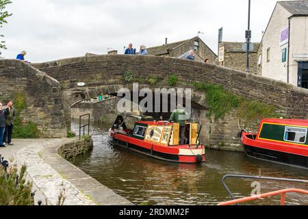 LEO Numéro 1 Pennine Cruisers bateau étroit quittant le bassin du canal de Skipton pour Springs Branch canal, Skipton, North Yorkshire, Angleterre, Royaume-Uni Banque D'Images