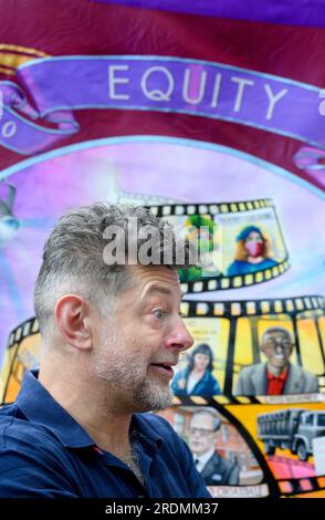 Andy Serkis (acteur anglais) devant une bannière D'ÉQUITÉ lors d'un événement D'ÉQUITÉ à Leicester Square soutenant la grève des acteurs américains SAG-AFTRA 21st Banque D'Images