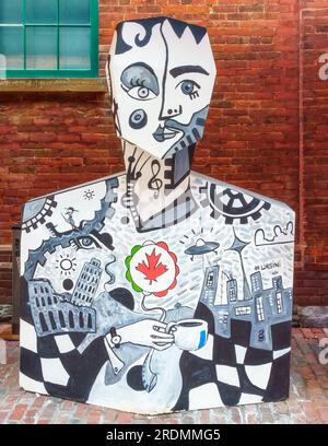 Toronto, Canada - 19 juillet 2023 : sculpture publique ou art urbain lors de l'exposition extérieure 6ix Art dans le Distillery District. L'exposition était or Banque D'Images