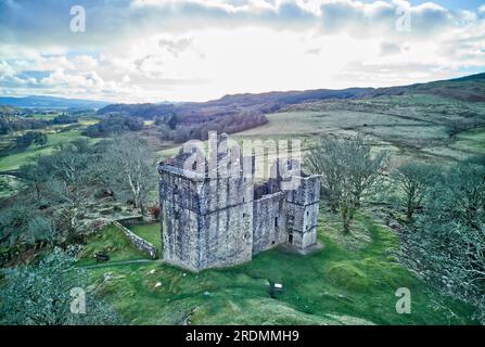 Vue aérienne du château de la Carnasserie (également orthographié Carnassarie), une tour en ruine du 16e siècle. Près de Kilmartin, Argyll, Écosse. Banque D'Images