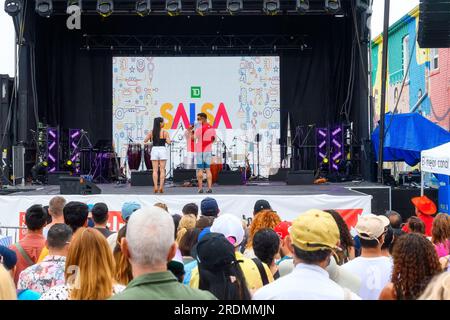 Toronto, Canada - 19 juillet 2023 : un grand groupe de personnes regarde un cours de danse depuis la scène principale. Le festival traditionnel Salsa sur St. Clair Stre Banque D'Images