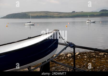 Vue rapprochée de la vieille section d'étrave de bateau à rames amarré avec la mer floue et les bateaux en arrière-plan Banque D'Images