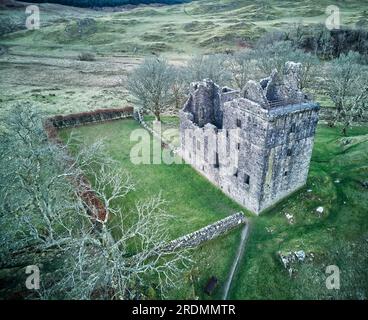 Vue aérienne du château de la Carnasserie (également orthographié Carnassarie), une tour en ruine du 16e siècle. Près de Kilmartin, Argyll, Écosse. Banque D'Images