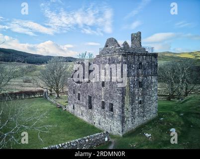 Vue aérienne du château de la Carnasserie (également orthographié Carnassarie), une tour en ruine du 16e siècle. Près de Kilmartin, Argyll, Écosse. Banque D'Images