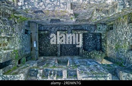 Vue aérienne du château de la Carnasserie (également orthographié Carnassarie), une tour en ruine du 16e siècle. Près de Kilmartin, Argyll, Écosse Banque D'Images