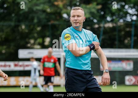 Weurt, Allemagne. 22 juillet 2023. WEURT, ALLEMAGNE - JUILLET 22 : l'arbitre Martijn vos regarde lors du match amical de pré-saison entre N.E.C. et Altrincham FC au Sportpark de Kamp le 22 juillet 2023 à Weurt, Allemagne (photo de Broer van den Boom/Orange Pictures) crédit : Orange pics BV/Alamy Live News Banque D'Images