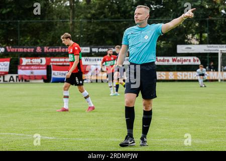 Weurt, Allemagne. 22 juillet 2023. WEURT, ALLEMAGNE - JUILLET 22 : l'arbitre Martijn vos pointe du doigt lors du match amical de pré-saison entre N.E.C. et Altrincham FC au Sportpark de Kamp le 22 juillet 2023 à Weurt, Allemagne (photo de Broer van den Boom/Orange Pictures) crédit : Orange pics BV/Alamy Live News Banque D'Images