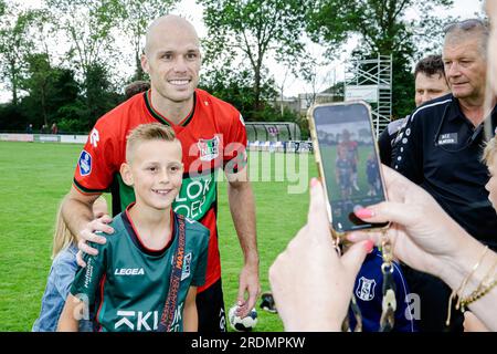 Weurt, Allemagne. 22 juillet 2023. WEURT, ALLEMAGNE - JUILLET 22 : Bram Nuytinck de N.E.C. avec des fans lors du match amical de pré-saison entre N.E.C. et Altrincham FC au Sportpark de Kamp le 22 juillet 2023 à Weurt, Allemagne (photo de Broer van den Boom/Orange Pictures) crédit : Orange pics BV/Alamy Live News Banque D'Images