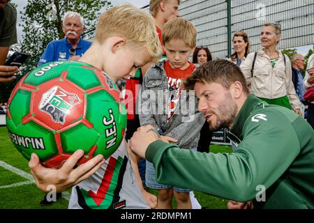 Weurt, Allemagne. 22 juillet 2023. WEURT, ALLEMAGNE - JUILLET 22 : Lasse Schone de N.E.C. avec des fans lors du match amical de pré-saison entre N.E.C. et Altrincham FC au Sportpark de Kamp le 22 juillet 2023 à Weurt, Allemagne (photo de Broer van den Boom/Orange Pictures) crédit : Orange pics BV/Alamy Live News Banque D'Images