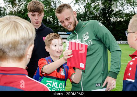 Weurt, Allemagne. 22 juillet 2023. WEURT, ALLEMAGNE - JUILLET 22 : le gardien Jasper Cillessen de N.E.C. avec des fans lors du match amical de pré-saison entre N.E.C. et Altrincham FC au Sportpark de Kamp le 22 juillet 2023 à Weurt, Allemagne (photo de Broer van den Boom/Orange Pictures) crédit : Orange pics BV/Alamy Live News Banque D'Images