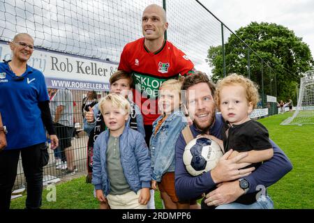 Weurt, Allemagne. 22 juillet 2023. WEURT, ALLEMAGNE - JUILLET 22 : Bram Nuytinck de N.E.C. avec des fans lors du match amical de pré-saison entre N.E.C. et Altrincham FC au Sportpark de Kamp le 22 juillet 2023 à Weurt, Allemagne (photo de Broer van den Boom/Orange Pictures) crédit : Orange pics BV/Alamy Live News Banque D'Images