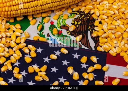 États-Unis d'Amérique, drapeaux du Mexique et grains de maïs. Commerce agricole, interdiction des OGM, concept d'importation et d'exportation. Banque D'Images