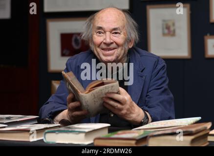 Photo de dossier datée du 7/12/2017 de Sir Quentin Blake qui a dit que si les gens 'sensibles' avaient 'leur chemin' alors l'auteur pour enfants Roald Dahl n'aurait pas écrit les Twits. L'illustrateur, 90, est surtout connu pour sa longue collaboration avec Dahl qui a commencé avec son œuvre pour l'histoire de 1978 The Exergétic Crocodile. Il a continué à illustrer d'autres classiques pour enfants de Dahl dont Matilda, le BFG et les Twits. Date d'émission : samedi 22 juillet 2023. Banque D'Images