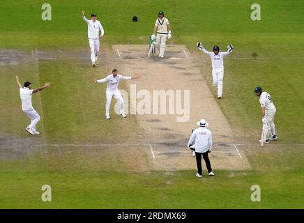 Joe Root (3e à gauche) et Jonny Bairstow (2e à droite) appellent au guichet de l'australien Marnus Labuschagne (au centre) lors de la quatrième journée du quatrième test match LV= Insurance Ashes Series à Emirates Old Trafford, Manchester. Date de la photo : Samedi 22 juillet 2023. Banque D'Images