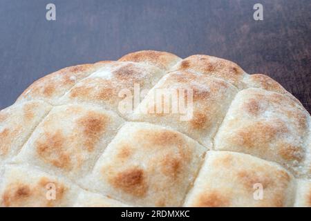 Grill Pita pain : le pain grillé traditionnel Lepinja est livré frais du four. Le pain de blé est souvent combiné avec des galettes hachées, grillées f Banque D'Images