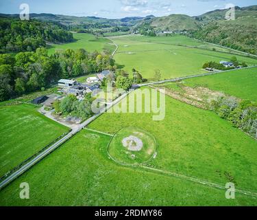 Une vue vers le nord jusqu'à Kilmartin Glen, du Cairn Nether Largie South à l'église Kilmartin, avec alignement de Nether Largie Cairns entre les deux Banque D'Images