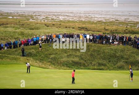 L'australien Jason Day (à gauche) putts sur le 12e green pendant la troisième journée de l'Open au Royal Liverpool, Wirral. Date de la photo : Samedi 22 juillet 2023. Banque D'Images