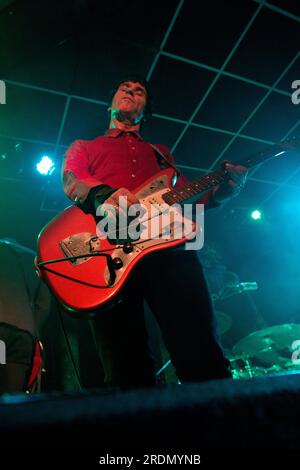 Johnny Marr (ex The Smiths) se produisant avec une main cassée au Brudenell social Club, Leeds le 24 mars 2014 Banque D'Images