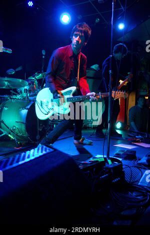 Johnny Marr (ex The Smiths) se produisant avec une main cassée au Brudenell social Club, Leeds le 24 mars 2014 Banque D'Images