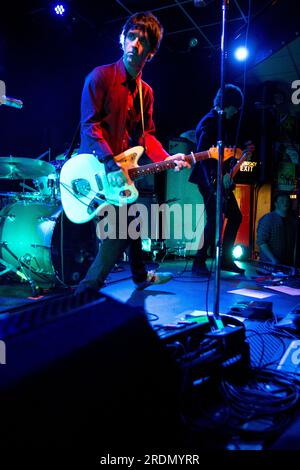 Johnny Marr (ex The Smiths) se produisant avec une main cassée au Brudenell social Club, Leeds le 24 mars 2014 Banque D'Images