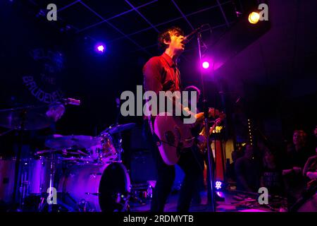 Johnny Marr (ex The Smiths) se produisant avec une main cassée au Brudenell social Club, Leeds le 24 mars 2014 Banque D'Images