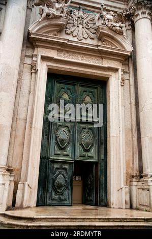 Portail baroque brisé à Chiesa di Santa Maria Assunta detta i Gesuiti à Venise, Italie Banque D'Images