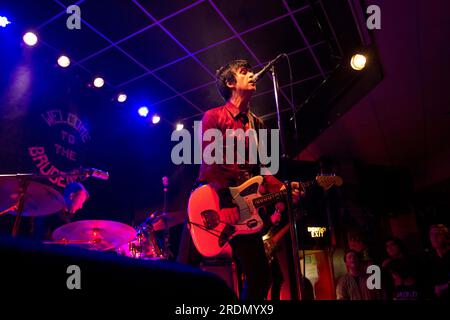 Johnny Marr (ex The Smiths) se produisant avec une main cassée au Brudenell social Club, Leeds le 24 mars 2014 Banque D'Images