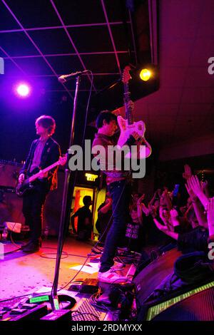 Johnny Marr (ex The Smiths) se produisant avec une main cassée au Brudenell social Club, Leeds le 24 mars 2014 Banque D'Images