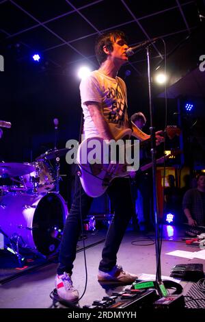 Johnny Marr (ex The Smiths) se produisant avec une main cassée au Brudenell social Club, Leeds le 24 mars 2014 Banque D'Images