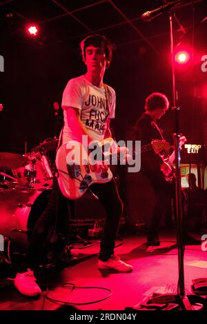 Johnny Marr (ex The Smiths) se produisant avec une main cassée au Brudenell social Club, Leeds le 24 mars 2014 Banque D'Images