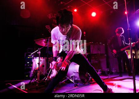 Johnny Marr (ex The Smiths) se produisant avec une main cassée au Brudenell social Club, Leeds le 24 mars 2014 Banque D'Images