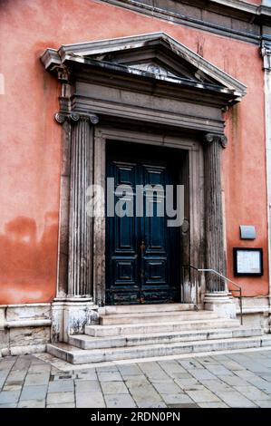 Chiesa di S. Felice triangle porte fronton et colonnes cannelées ioniques Venise, Italie Banque D'Images