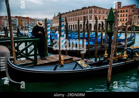 Gondolier dans la quiétude de décembre à Venise, Italie Banque D'Images