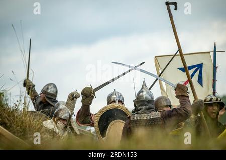 Chrastava, République tchèque. 22 juillet 2023. Acquisition de Curie Vitkov à Chrastava, région de Liberec, République tchèque, 22 juillet 2023. 200 guerriers ont pris part au 25e festival jubilé du début de la guerre médiévale. Les visiteurs pouvaient rencontrer des guerriers de différentes parties de l'Europe - Vikings, Francs, Grands Moraves, chevaliers romains et croisés. Le projet Curia Vitkov est une tentative de construire une réplique de la résidence d'un noble rural du 12e siècle - une Curie. Crédit : Radek Petrasek/CTK photo/Alamy Live News Banque D'Images