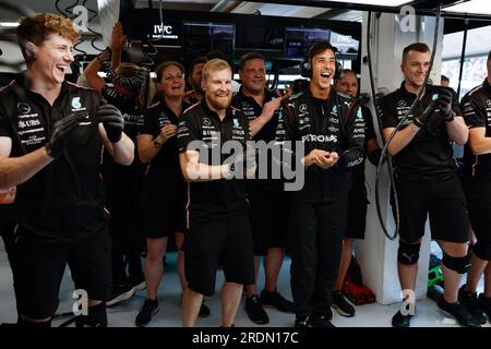 Mogyorod, Hongrie. 22 juillet 2023. Mécaniciens Mercedes AMG F1 Team lors du Grand Prix de Hongrie de Formule 1 Qatar Airways 2023, 11e manche du Championnat du monde de Formule 1 2023 du 21 au 23 juillet 2023 sur le Hungaroring, à Mogyorod, Hongrie - photo DPPI crédit : DPPI Media/Alamy Live News Banque D'Images