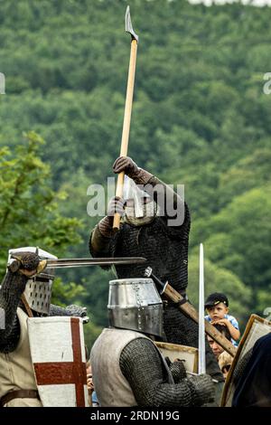 Chrastava, République tchèque. 22 juillet 2023. Acquisition de Curie Vitkov à Chrastava, région de Liberec, République tchèque, 22 juillet 2023. 200 guerriers ont pris part au 25e festival jubilé du début de la guerre médiévale. Les visiteurs pouvaient rencontrer des guerriers de différentes parties de l'Europe - Vikings, Francs, Grands Moraves, chevaliers romains et croisés. Le projet Curia Vitkov est une tentative de construire une réplique de la résidence d'un noble rural du 12e siècle - une Curie. Crédit : Radek Petrasek/CTK photo/Alamy Live News Banque D'Images