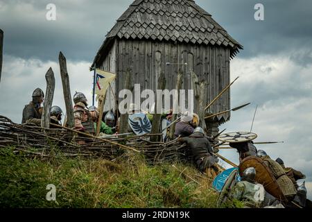 Chrastava, République tchèque. 22 juillet 2023. Acquisition de Curie Vitkov à Chrastava, région de Liberec, République tchèque, 22 juillet 2023. 200 guerriers ont pris part au 25e festival jubilé du début de la guerre médiévale. Les visiteurs pouvaient rencontrer des guerriers de différentes parties de l'Europe - Vikings, Francs, Grands Moraves, chevaliers romains et croisés. Le projet Curia Vitkov est une tentative de construire une réplique de la résidence d'un noble rural du 12e siècle - une Curie. Crédit : Radek Petrasek/CTK photo/Alamy Live News Banque D'Images