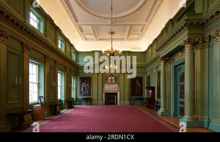 Cabine peinte en vert avec travail de plâtre élaboré. York Mansion House, York, Royaume-Uni. Architecte : de Matos Ryan, 2018. Banque D'Images