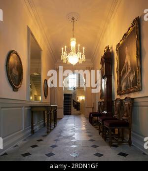 Couloir menant à l'escalier. York Mansion House, York, Royaume-Uni. Architecte : de Matos Ryan, 2018. Banque D'Images