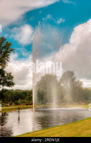 Fontaine de jardin à l'abbaye de Forde, Chard, Somerset, Royaume-Uni Banque D'Images