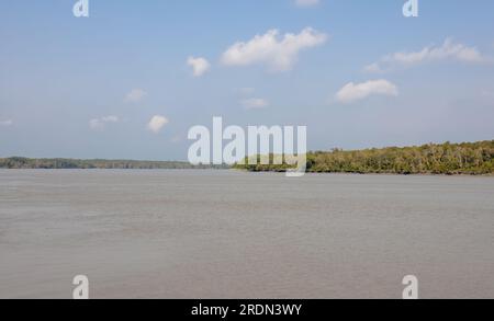 Sundarbans est un delta forestier marécageux d'une superficie d'environ 10 200 km carrés en Inde et au Bangladesh. Cette photo a été prise du Bangladesh. Banque D'Images