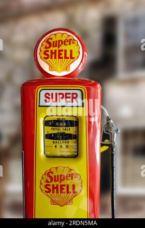 Vieille pompe à gaz Super Shell vintage trouvée dans la plupart des villes fantômes en Americana USA Banque D'Images