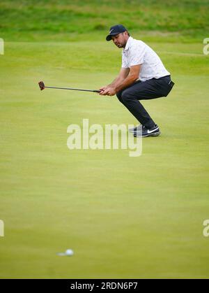 L'australien Jason Day puttera sur le 18e green lors de la troisième journée de l'Open au Royal Liverpool, Wirral. Date de la photo : Samedi 22 juillet 2023. Banque D'Images