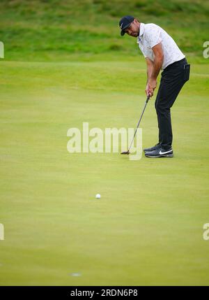 L'australien Jason Day puttera sur le 18e green lors de la troisième journée de l'Open au Royal Liverpool, Wirral. Date de la photo : Samedi 22 juillet 2023. Banque D'Images