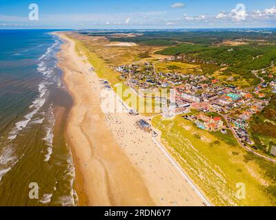 Point de vue Drone à angle élevé sur le village côtier de Bergen aan Zee, Hollande du Nord, pays-Bas le jour d'été Banque D'Images